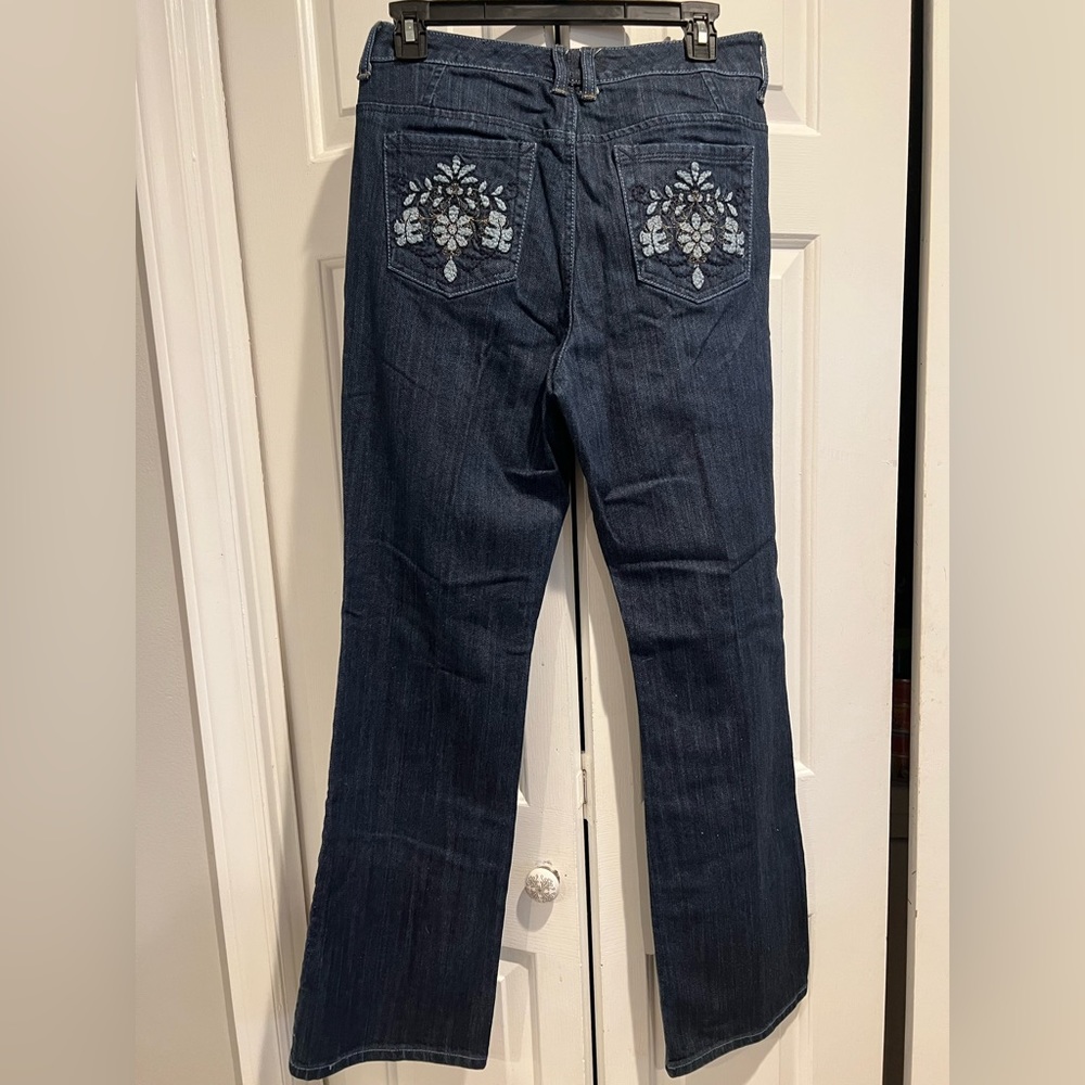 CHICOS Platinum Blue Jeans with Blue Floral Embroidered Back Pockets - Picture 10 of 11